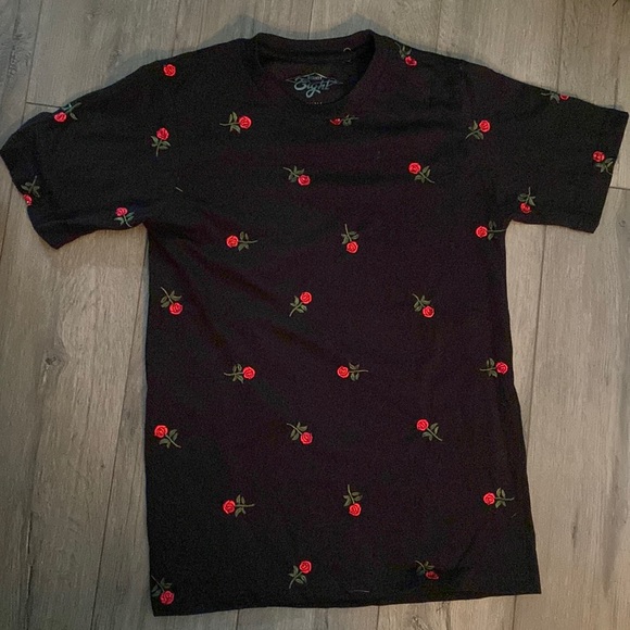 Rose-Patterned Black Tee - Picture 1 of 1